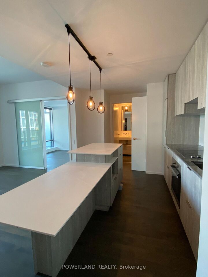 Property Photo:  5 St Joseph Street 811  ON M4Y 0B6 
