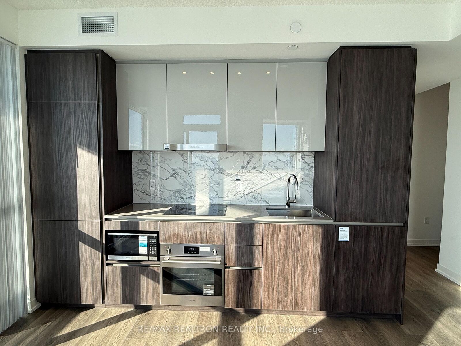 Property Photo:  8 Interchange Way 5212  ON L4K 5Z7 