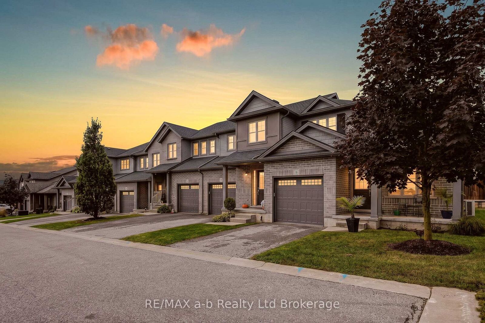 Property Photo:  175 Ingersoll Street N 9  ON N5C 0B9 
