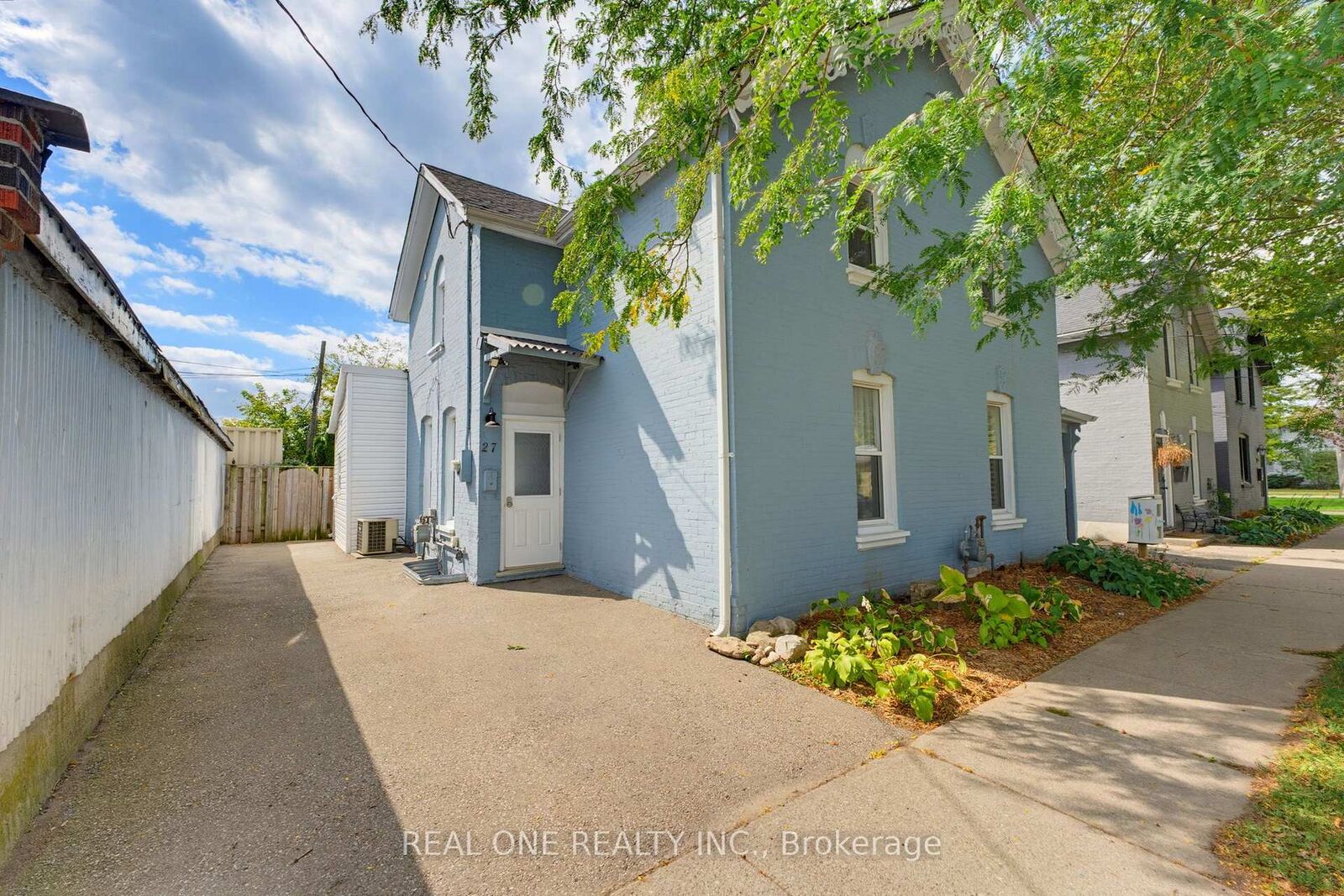 Property Photo:  27 Gilkison Street  ON N3T 1Z7 