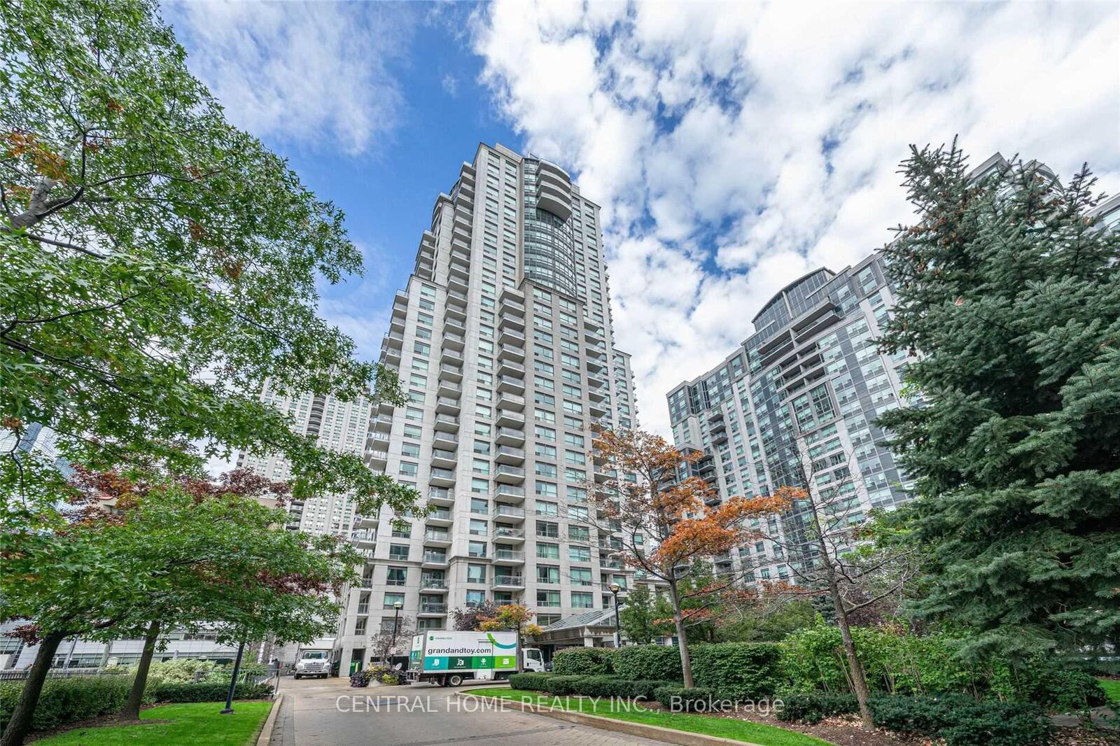 Property Photo:  21 Hillcrest Avenue 2203  ON M2N 7K2 