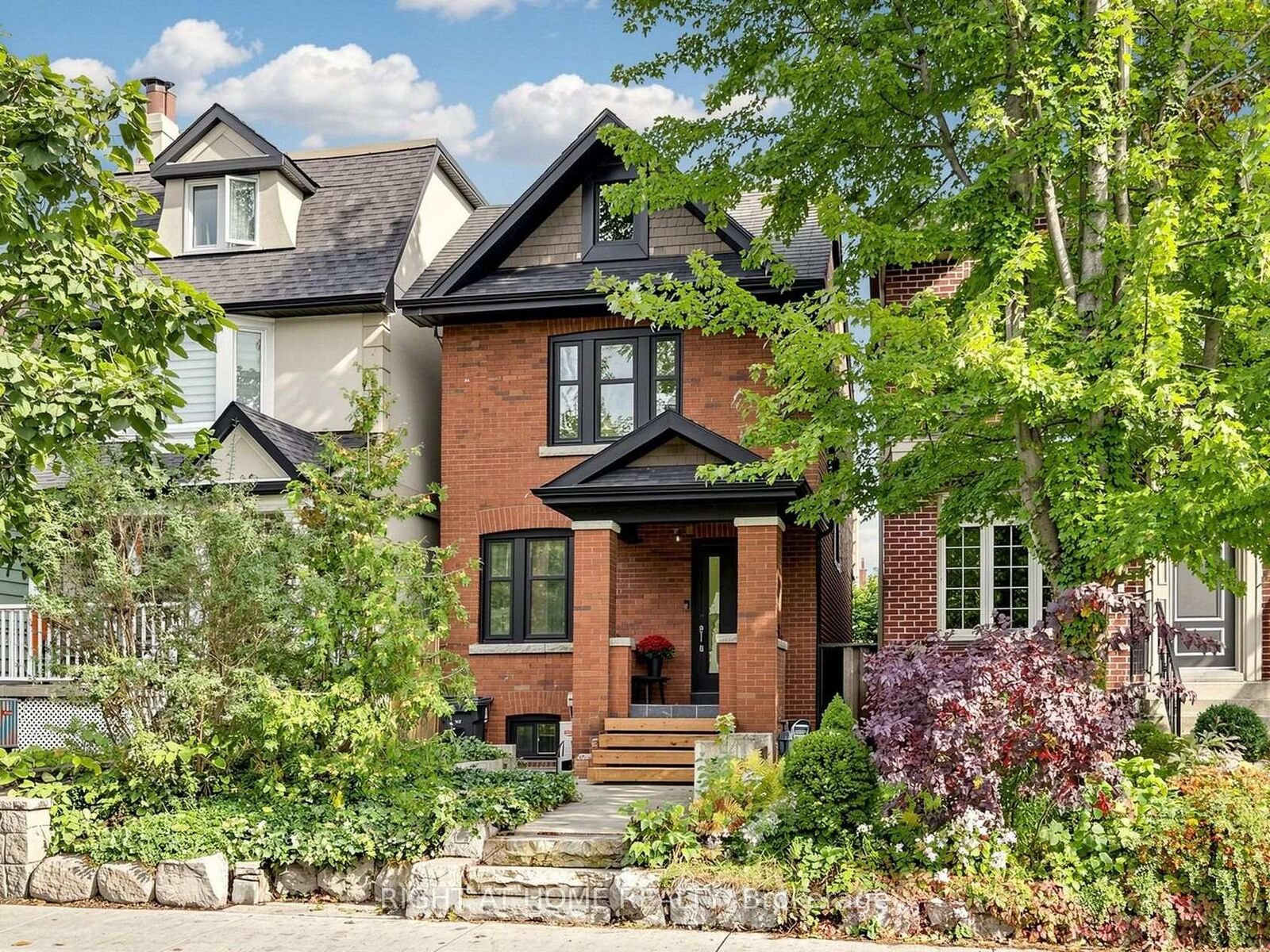 Property Photo:  813 Carlaw Avenue  ON M4K 3L1 