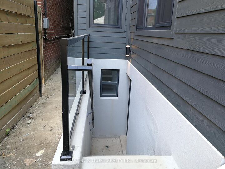Property Photo:  246 Lippincott Street Lowunit  ON M5S 2P5 