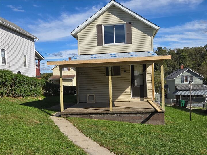 Property Photo:  807 Wood St  PA 15358 