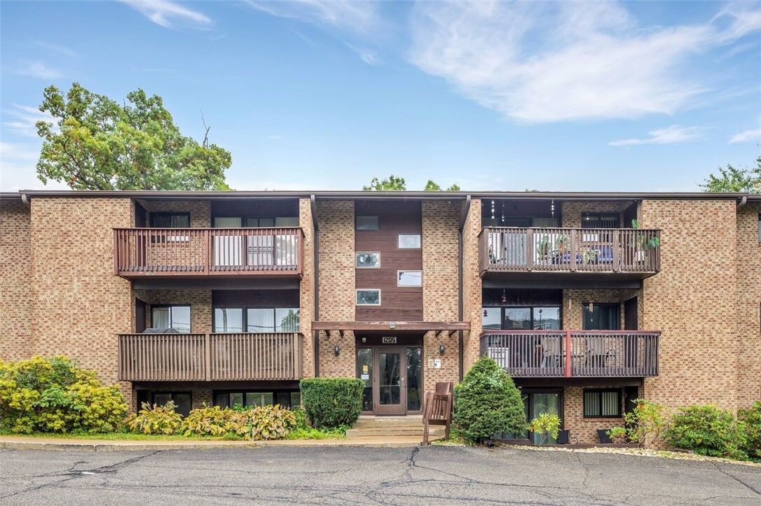 Property Photo:  1205 Dutilh Rd 7  PA 15042 