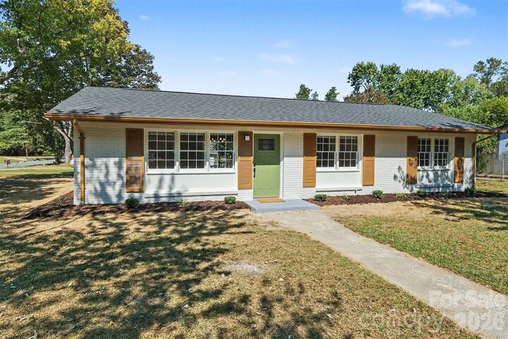 Property Photo: 3801 Hillock Court NC 28215
