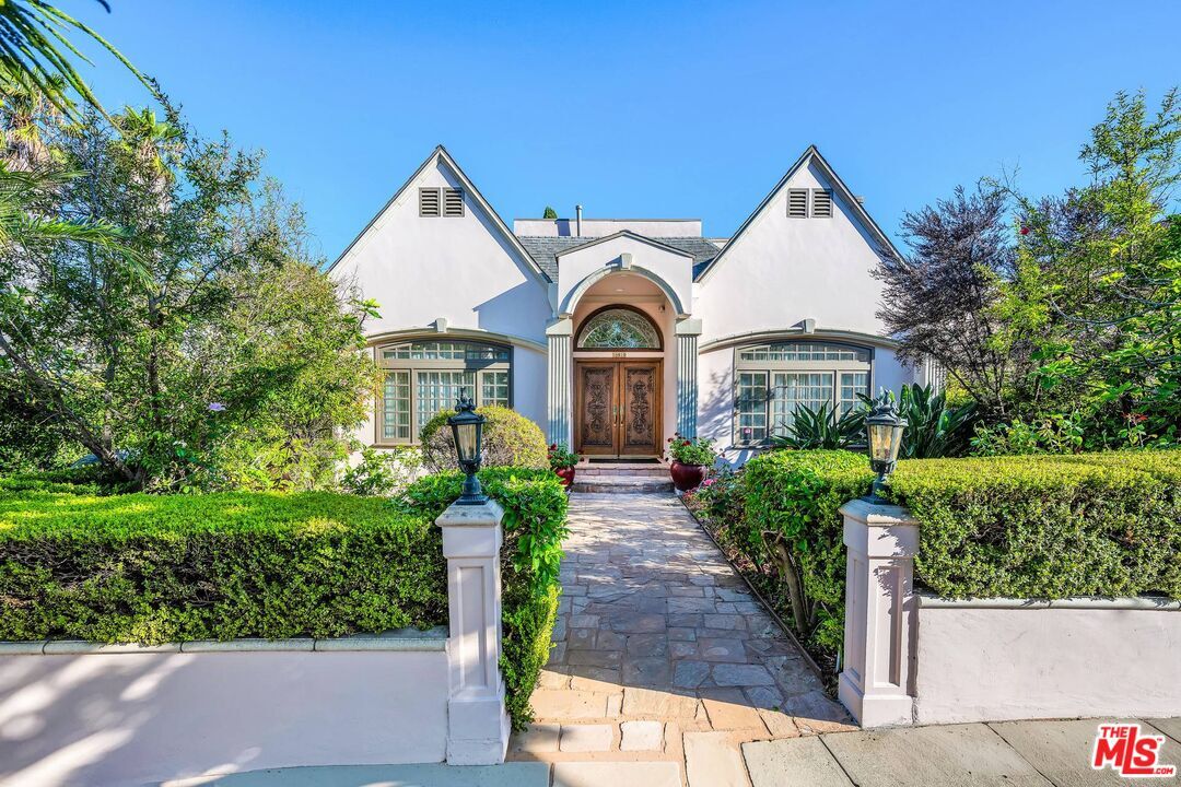 Property Photo: 10810 Rochester Ave CA 90024