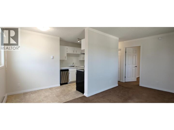 Property Photo:  625 Rowcliffe Avenue 207  BC V1Y 5Y8 