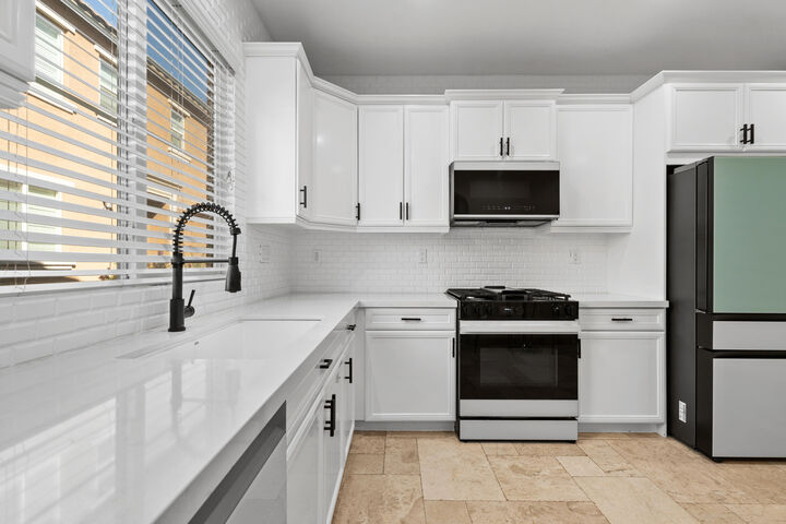 Property Photo:  436 Via De La Paz  CA 92211 
