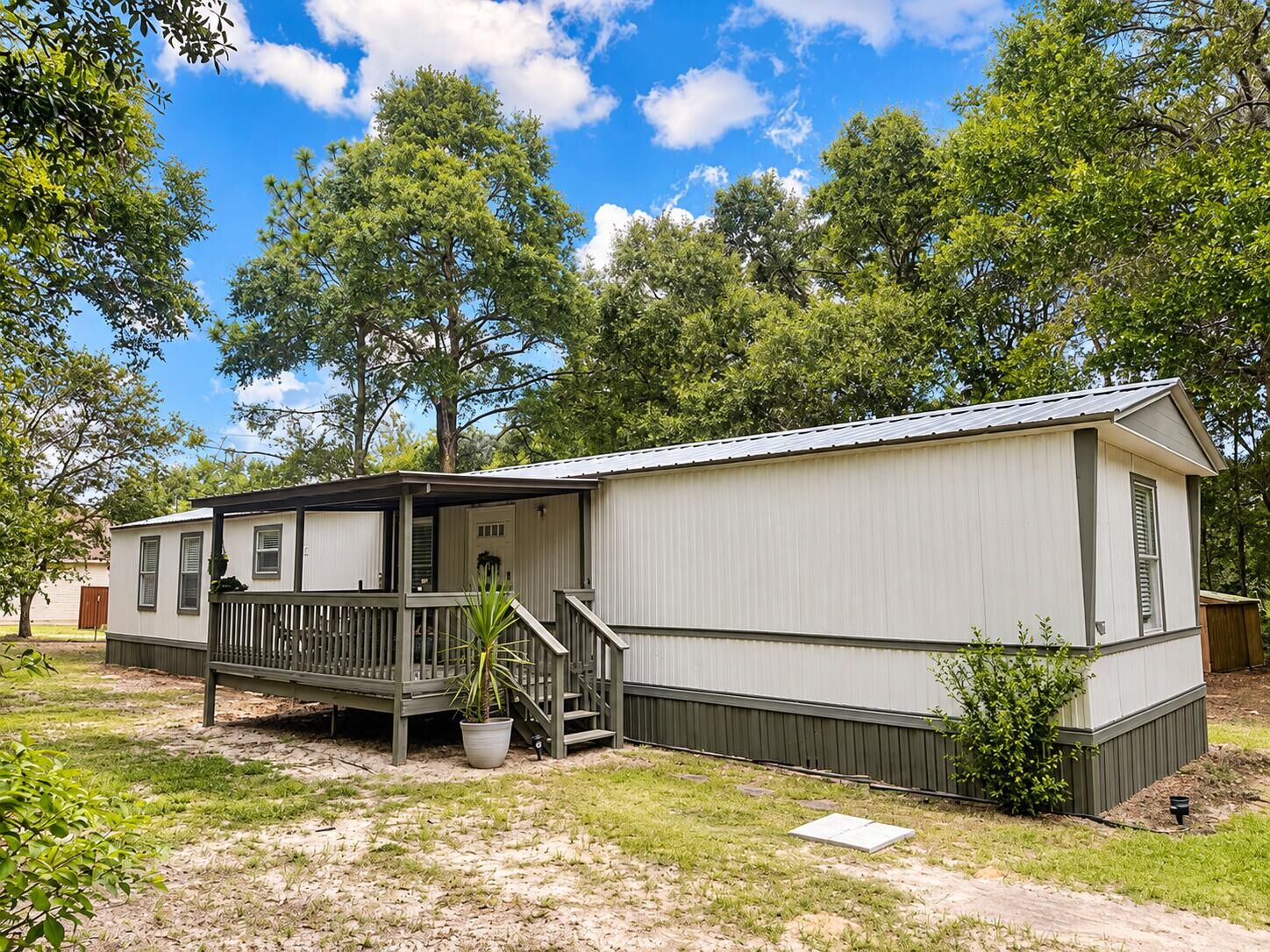 Property Photo: 5975 Staff Road FL 32536