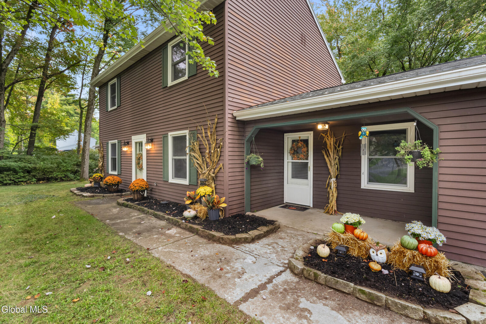 Property Photo:  5 Huntwood Drive  NY 12065 