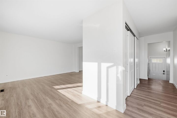 Photo de la propriété:  8914 162 Street NW  AB T5R 2M4 