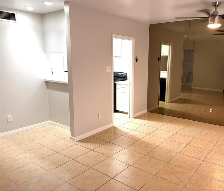 Property Photo: 2824 Briarhurst Drive 9 TX 77057