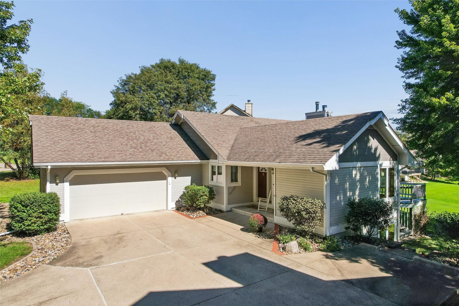 Property Photo:  2800 Scenic Place  IA 50265 