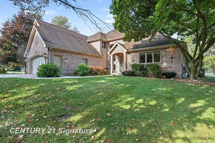 Property Photo:  1944 E Lake Circle Drive  MI 48609 