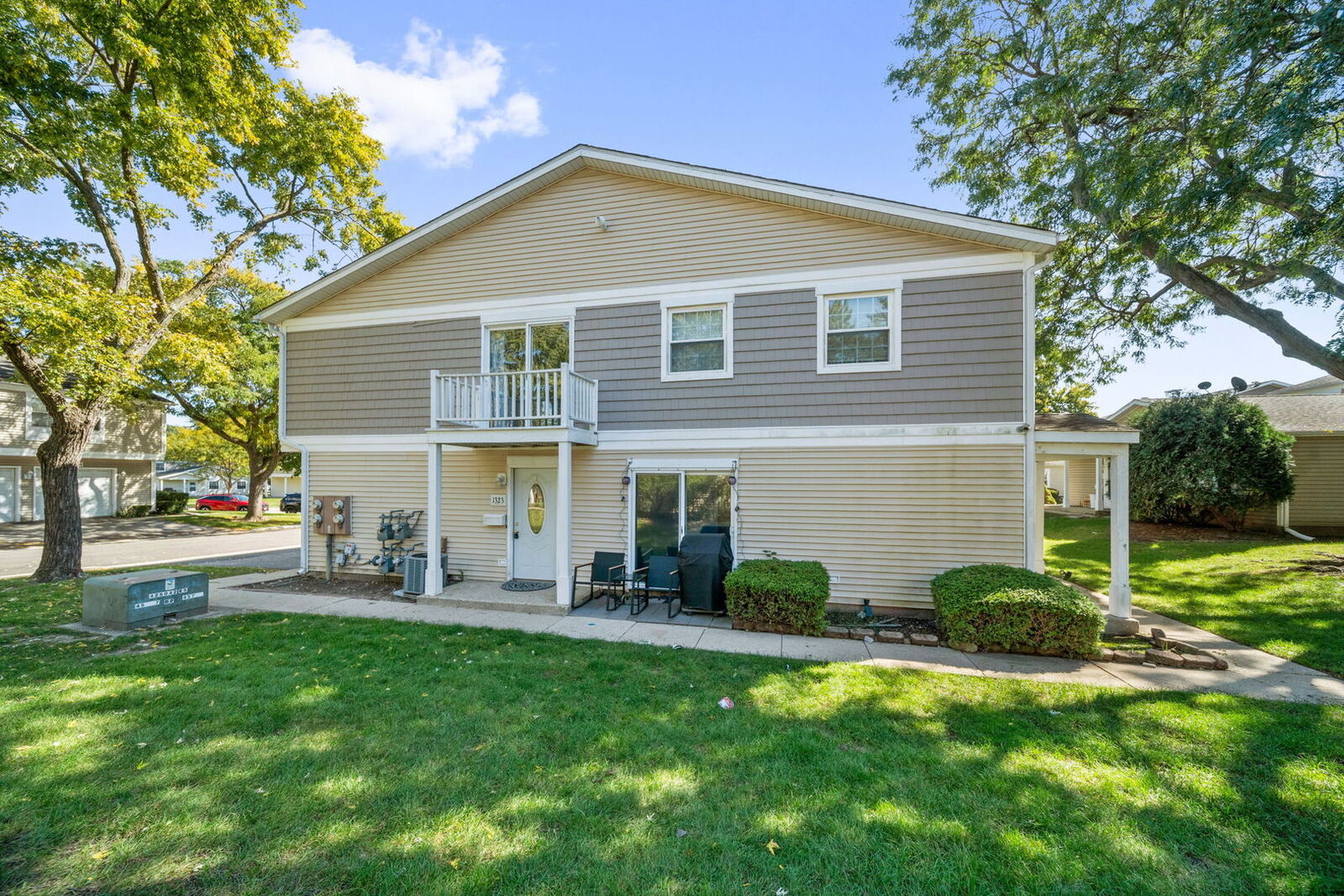 Property Photo: 1323 Braver Court 1323 IL 60090
