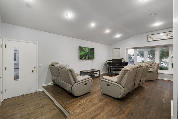 Property Photo: 708 Barberry Road IL 60035