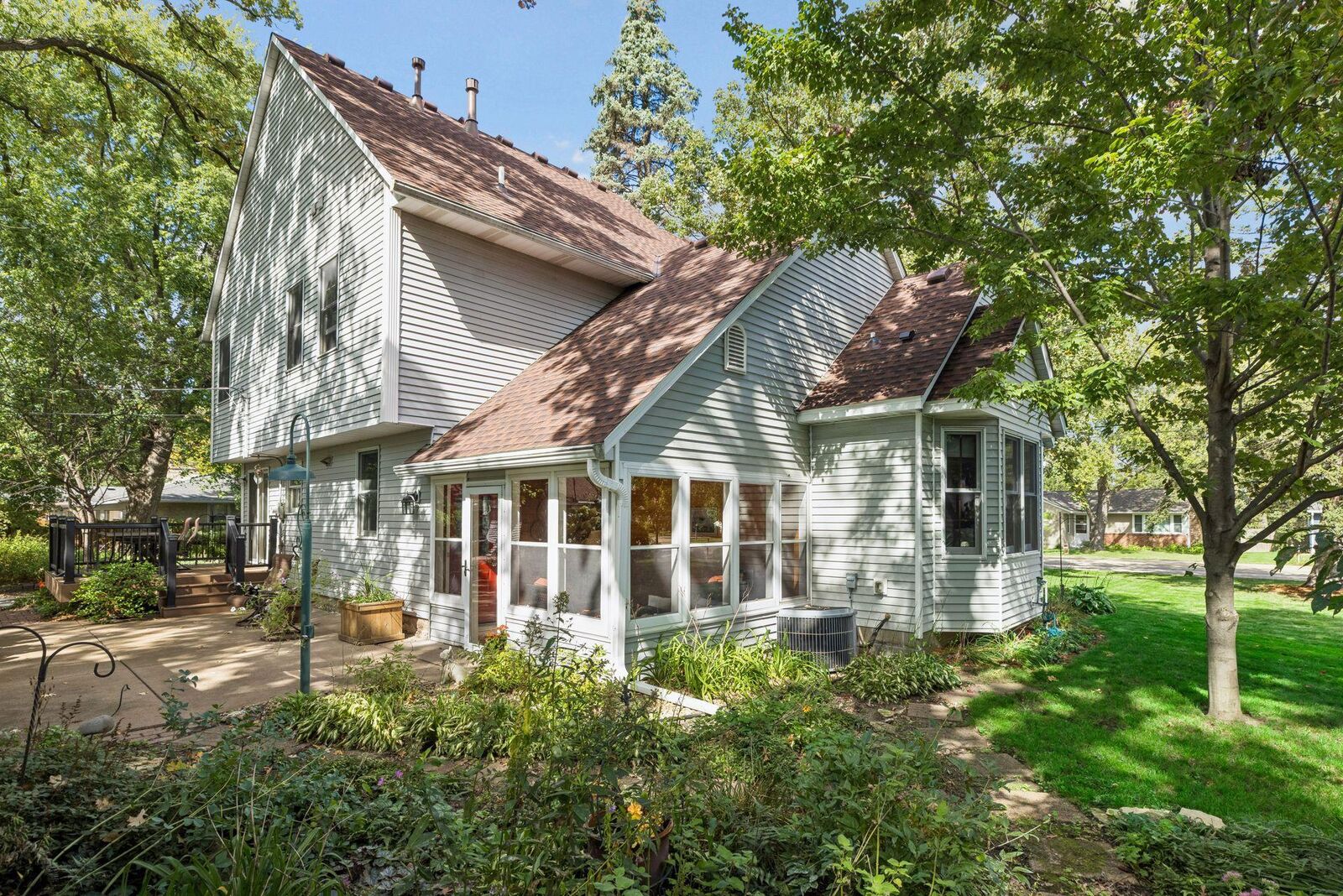 Property Photo:  730 County Road B2 W  MN 55113 