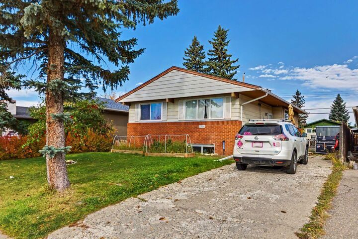 Property Photo:  3714 Dover Ridge Drive SE  AB T2B 2C8 