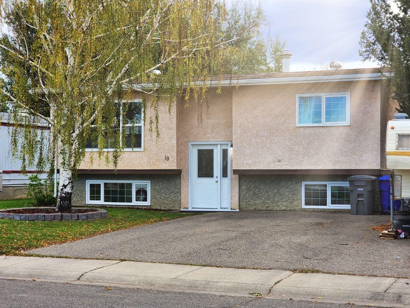 Property Photo:  19 Willow Road W  AB T0L 0T0 