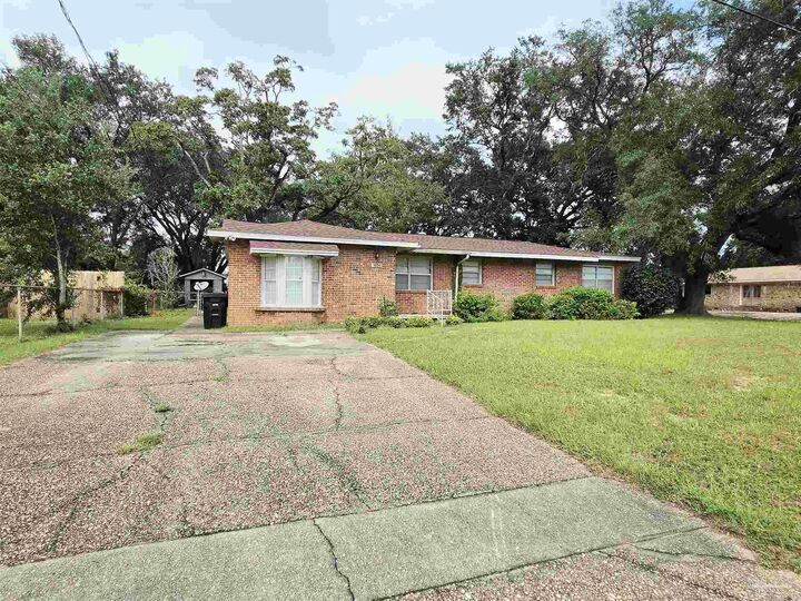 Property Photo:  1230 E Leonard St  FL 32503 