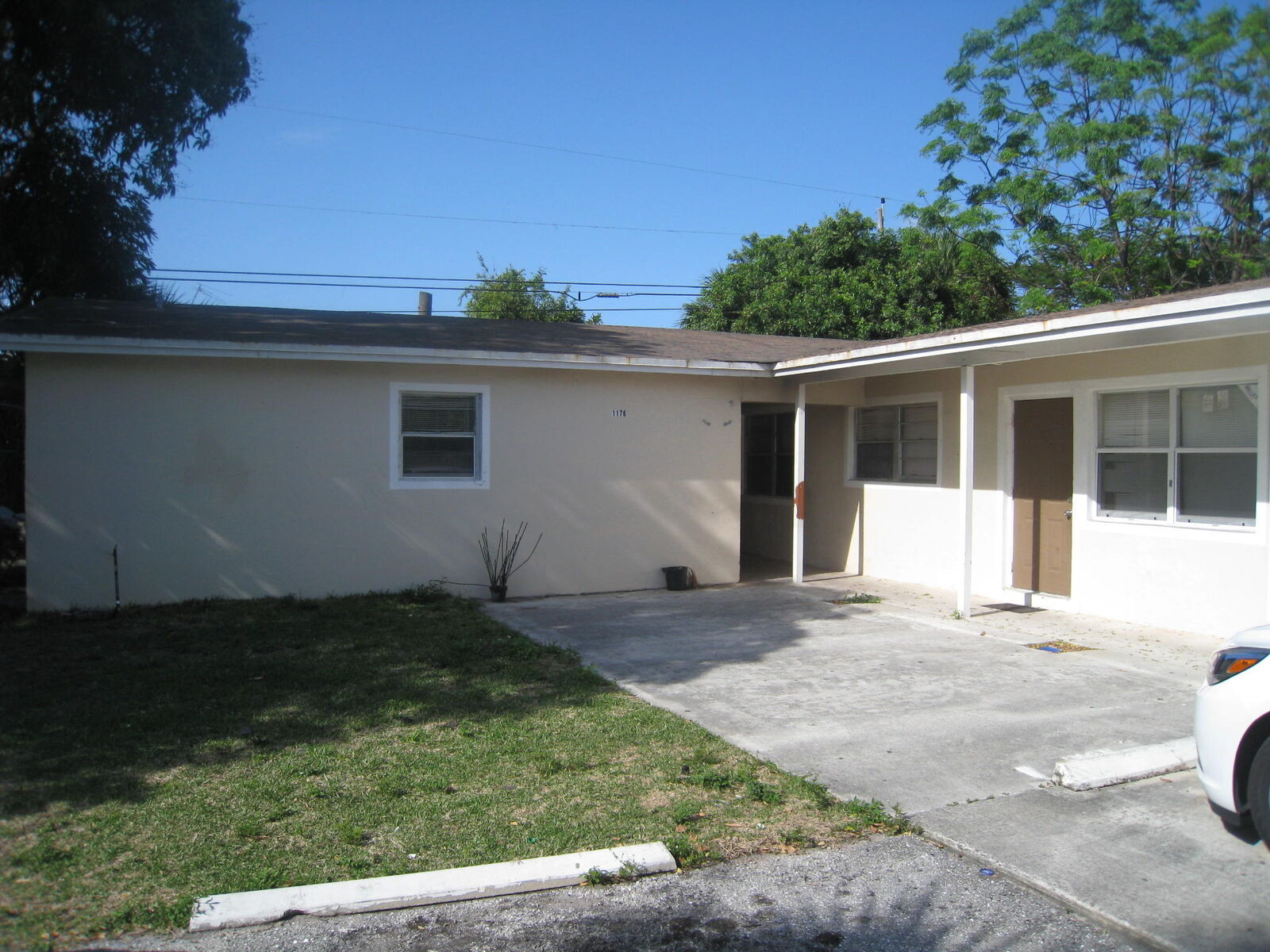 Property Photo: 1176 W 32nd Street 3 FL 33404