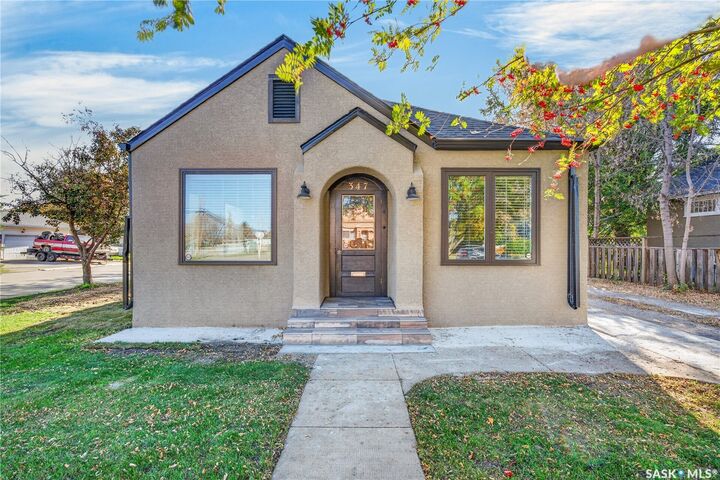 Property Photo:  347 8th Street E  SK S6V 0W1 