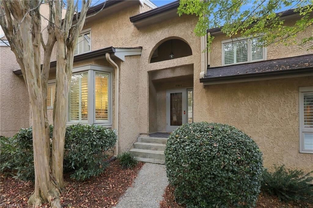 Property Photo: 1935 Eastchester Drive D NC 27265