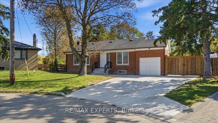 Property Photo:  18 Robson Place  ON M2R 2Y3 