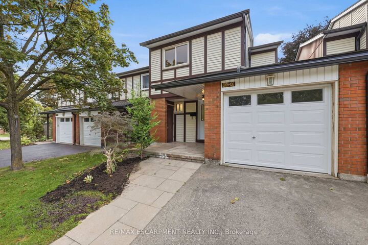 Property Photo:  5095 Pinedale Avenue 106  ON L7L 5K3 