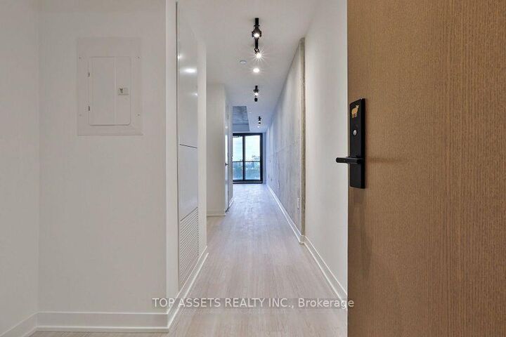 Property Photo:  195 McCaul Street 1214  ON M5T 1W6 