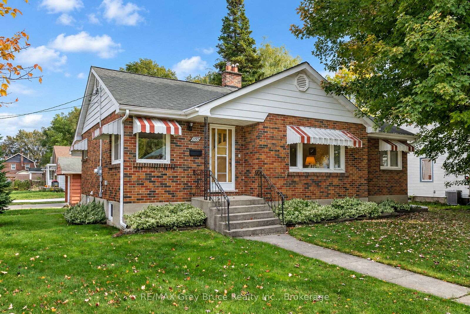 Property Photo:  1195 4th Avenue W  ON N4K 4W3 