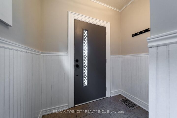 Property Photo:  76 Richmond Street A  ON N3T 3Y5 