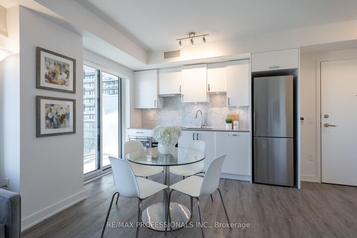 Property Photo:  99 Broadway Avenue 2103  ON M4P 0E3 