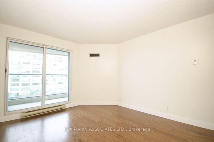 Property Photo:  99 Harbour Square 711  ON M5J 2H2 