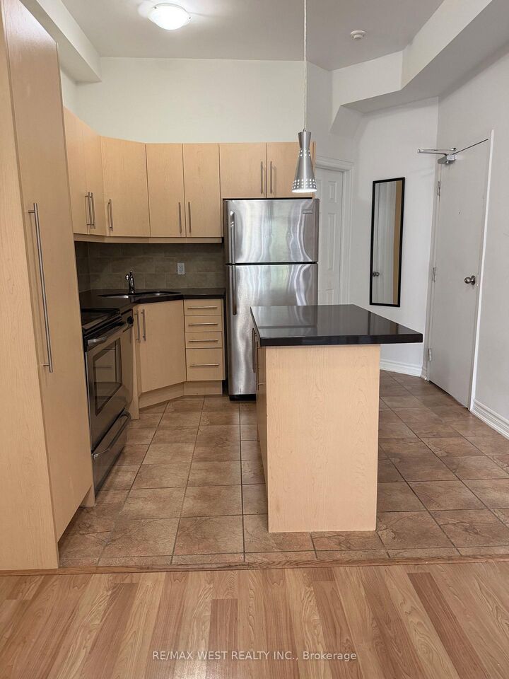 Property Photo:  1090A Bloor Street W Upper Unit  ON M6H 1M6 