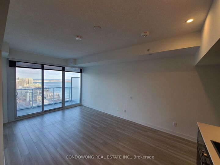 Property Photo:  17 Bathurst Street 4510  ON M5V 0N1 