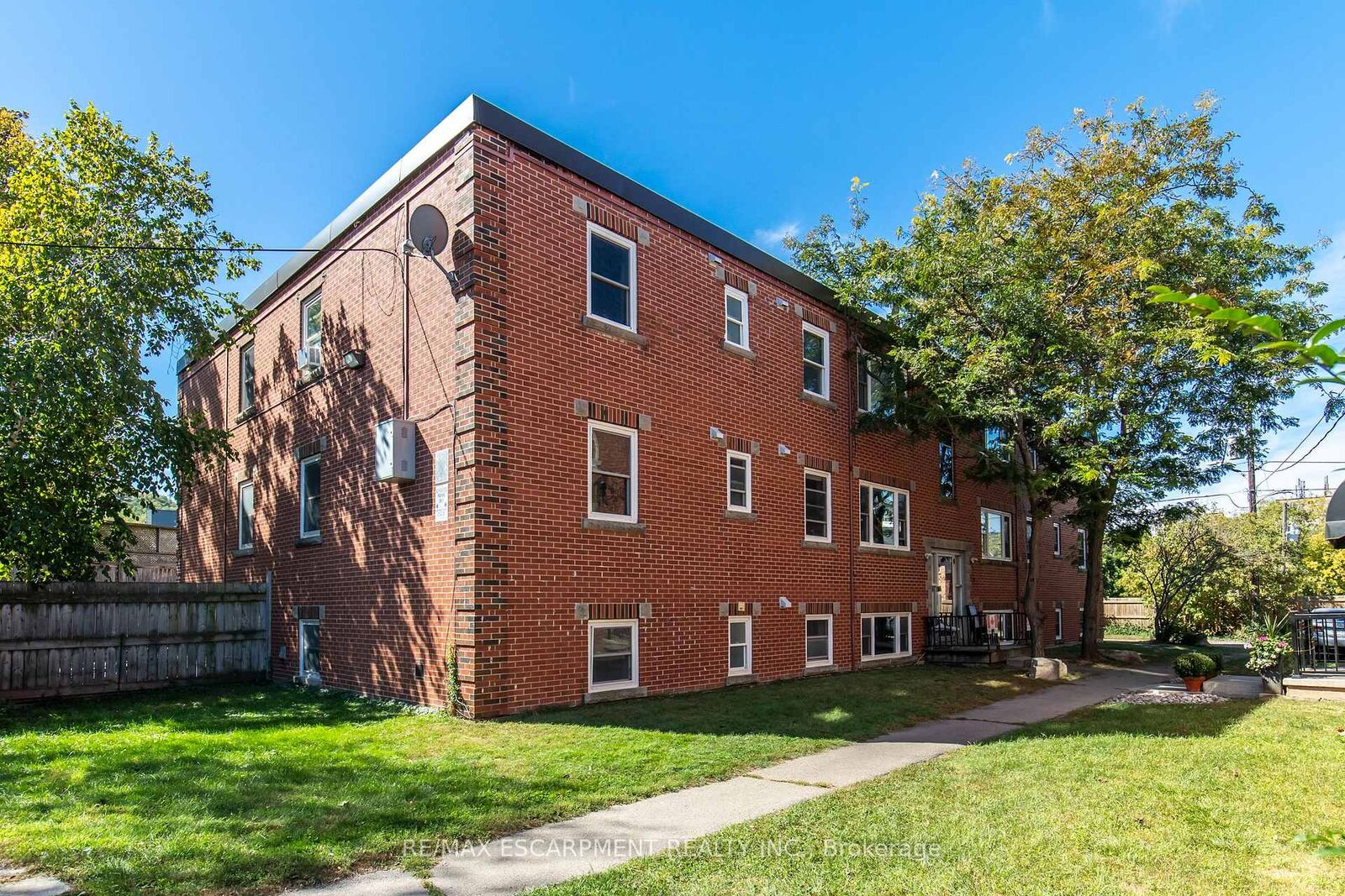 Property Photo:  3 Applewood Avenue 3  ON L8G 3S4 