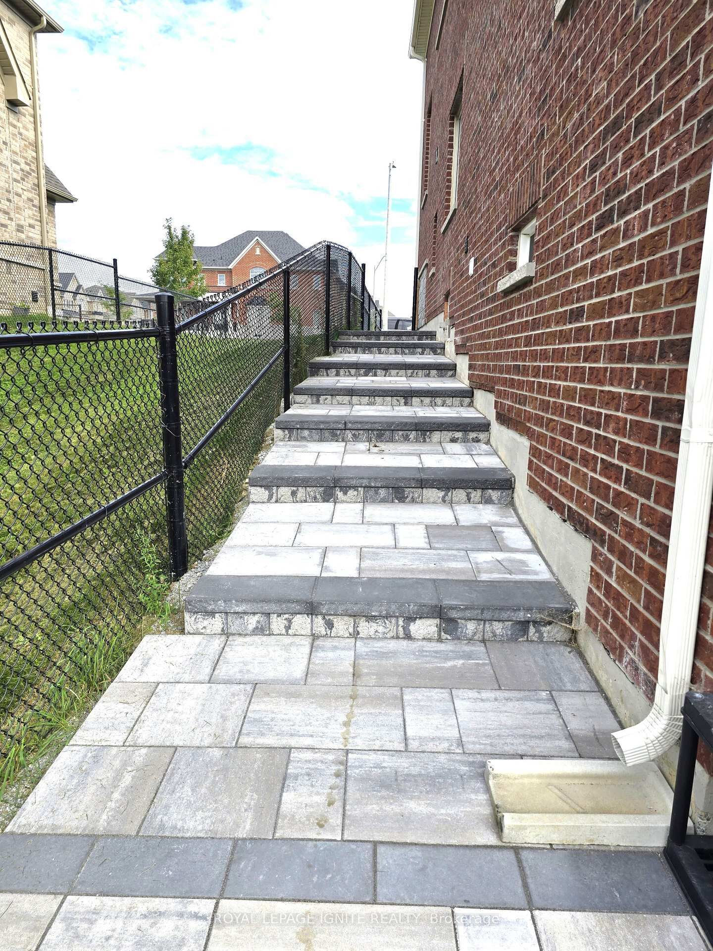 Property Photo:  137 Jack Potts Way Bsmt  ON L1E 0E8 
