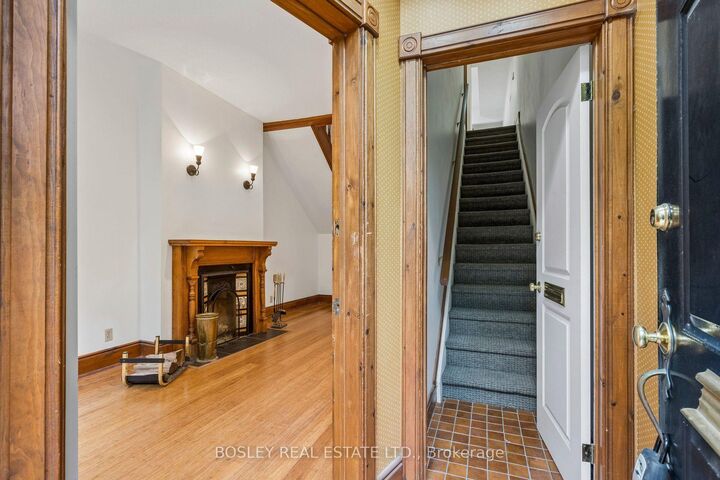 Property Photo:  297 Sumach Street Upper  ON M5A 3K4 