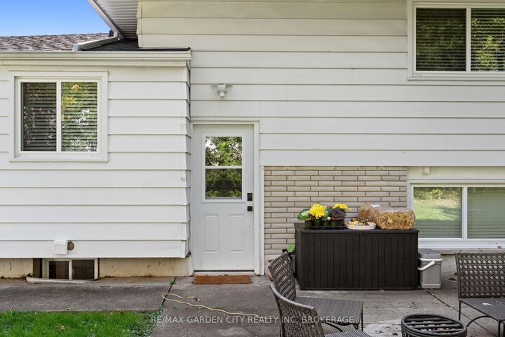 Property Photo:  49 Bendingroad Crescent Lower.  ON L2N 5R4 