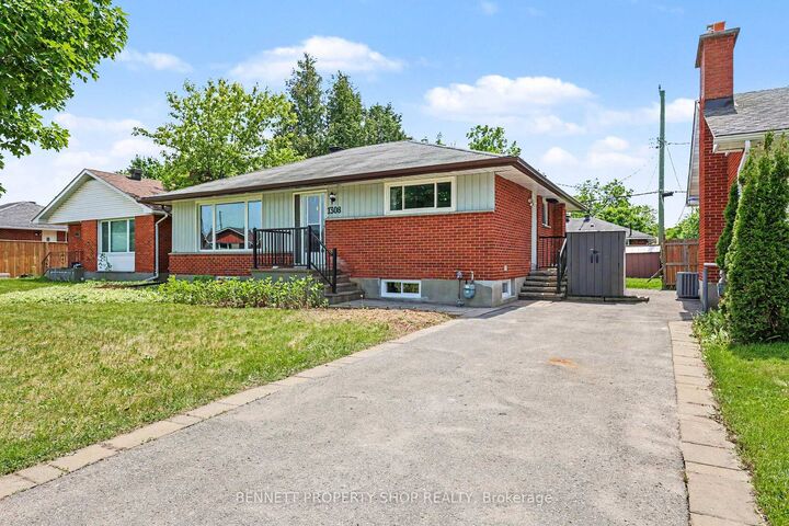 Property Photo:  1308 Rustic Drive  ON K2C 2Y1 