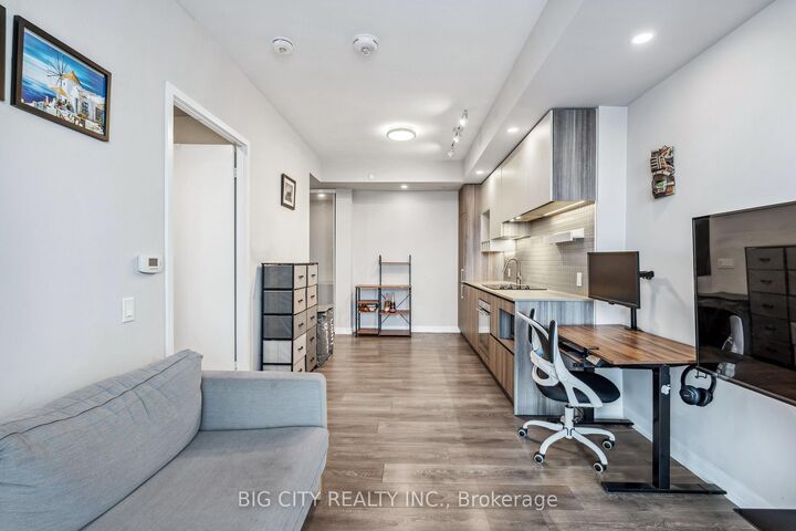 Property Photo:  898 Portage Parkway 2211  ON L4K 0J6 