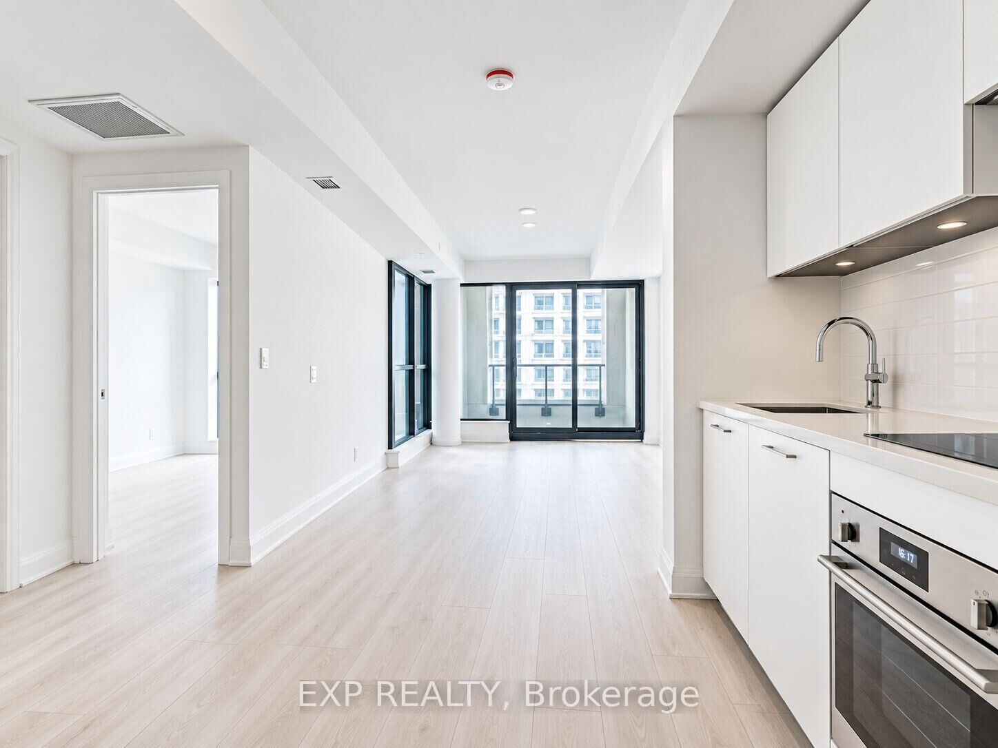 Property Photo:  33 Frederick Todd Way 431  ON M4G 0C9 