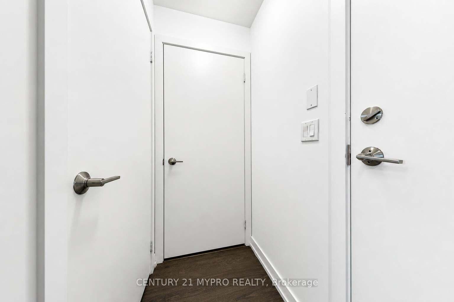 Property Photo:  555 William Graham Drive 320  ON L4G 3H9 