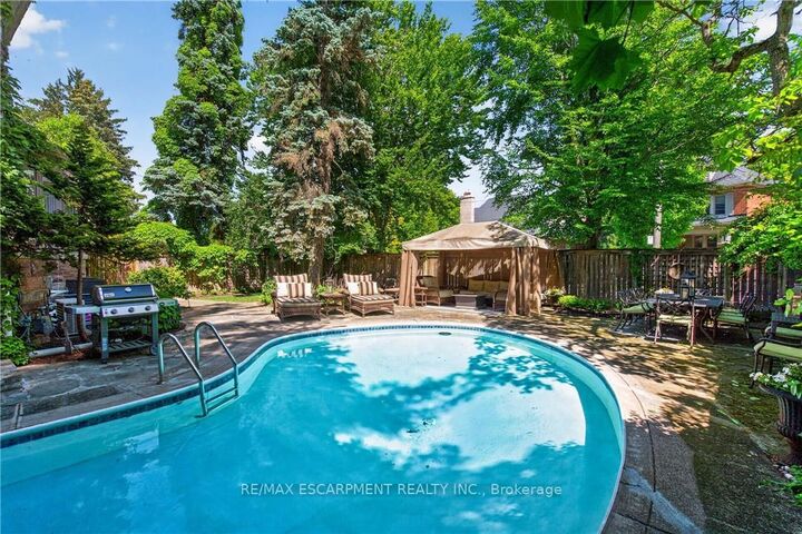 Property Photo:  74 Oak Knoll Drive  ON L8S 4C4 
