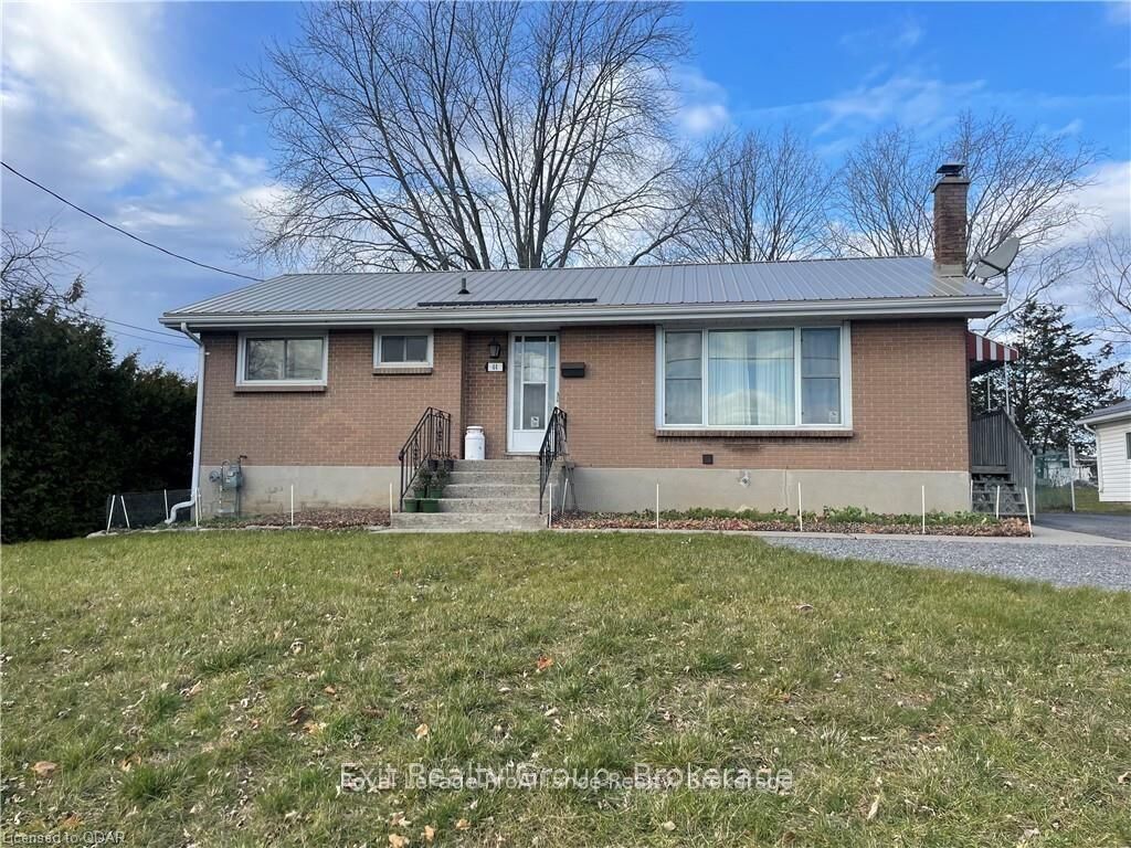 Property Photo:  44 North Park Gardens N/A B  ON K8P 2M3 