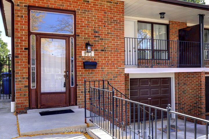 Property Photo:  912 Blairholm Avenue  ON L5C 1G4 