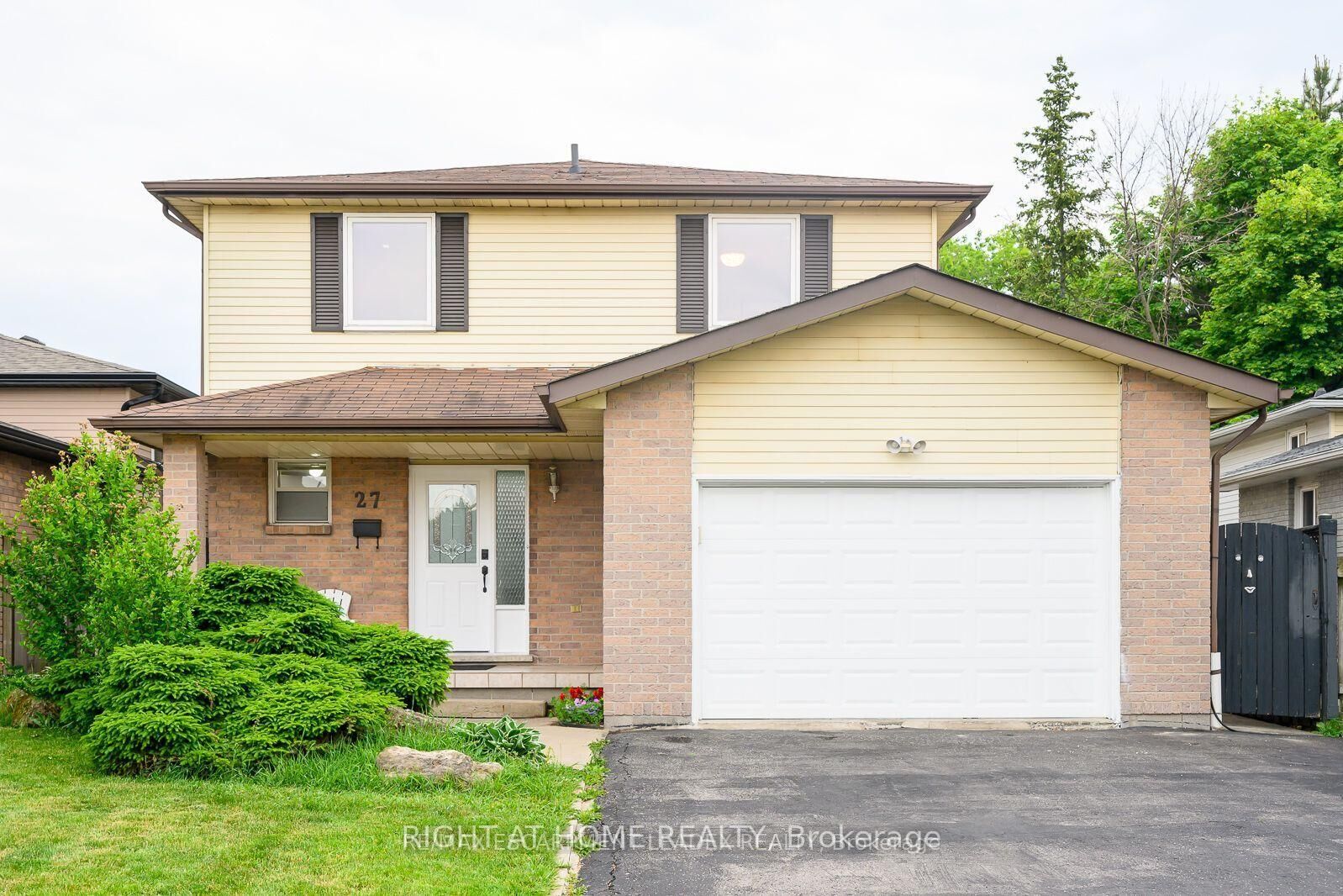 Property Photo:  27 Wingfield Place E  ON L9C 7E9 