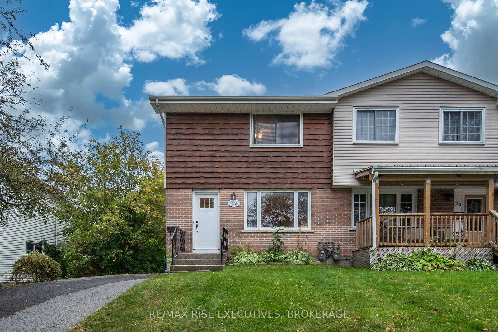 Property Photo:  18 Carriage Court Avenue  ON K7K 5X2 
